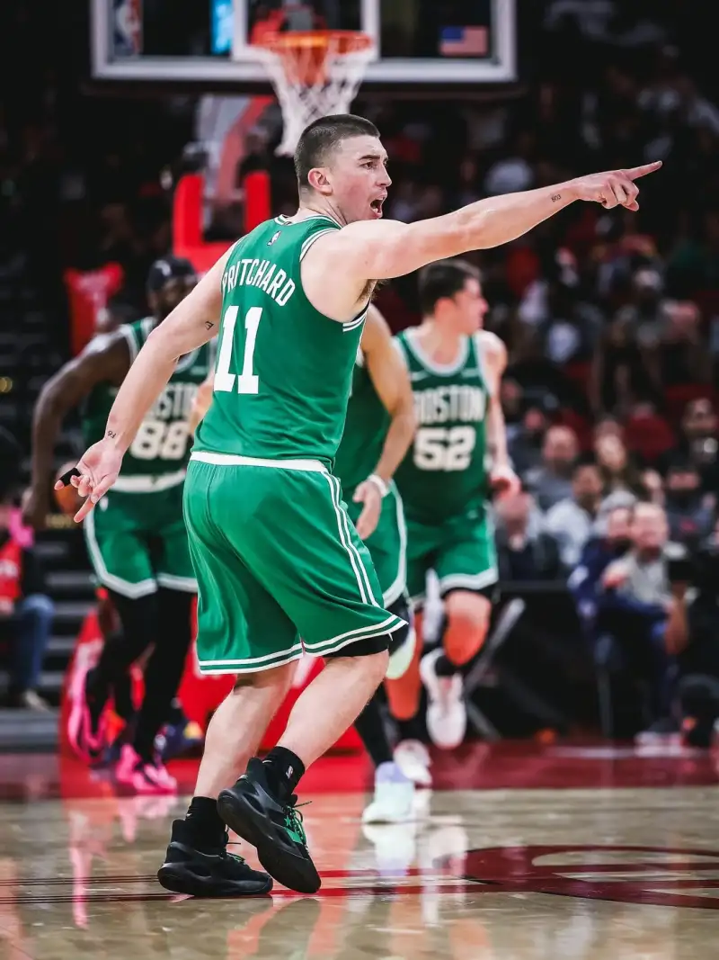 两胜德州！凯尔特人官方晒赛场照庆祝球队接连独行侠和火箭